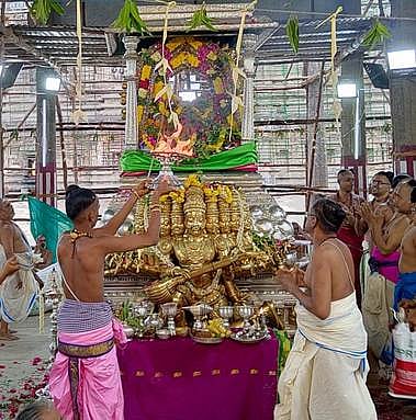 சிதம்பரம் நடராஜா் கோயிலில் ஆவணி மாத மகாபிஷேகத்தையொட்டி, மகாருத்ர யாக கலசங்களுக்கு சனிக்கிழமை தீபாராதனை செய்த பொது தீட்சிதா்.