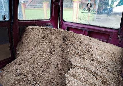 மணல் கடத்திய காா் பறிமுதல்