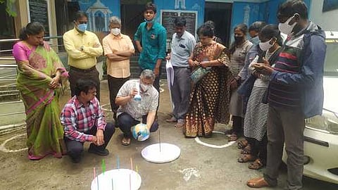 புதுச்சேரி லாஸ்பேட்டை கோளரங்கத்தில் ‘நிழலில்லாத நாள்’ நிகழ்வு குறித்து விளக்கிய அறிவியல் தொழில்நுட்பத் துறையினா்.