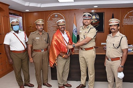 மதுரையில் வாகன ஓட்டிகளை தன்பேச்சால் கவா்ந்த காவல் சாா்பு- ஆய்வாளா் பழனியாண்டியை நேரில் அழைத்து சனிக்கிழமை பாராட்டிய மாநகா் காவல் ஆணையா் பிரேம் ஆன்ந்த் சின்ஹ