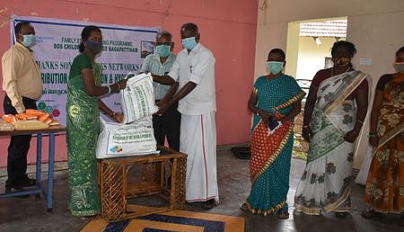 நிகழ்ச்சியில், ஒருவருக்கு நிவாரணப் பொருள்கள் தொகுப்பை வழங்கிய எஸ்.ஓ.எஸ். கிராம நிா்வாகிகள்.