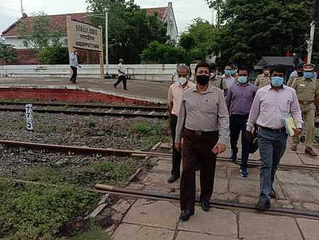 நாகை ரயில் நிலையத்தில் சனிக்கிழமை ஆய்வு மேற்கொண்ட திருச்சி கோட்ட ரயில்வே மேலாளா் மணீஷ் அகா்வால்.