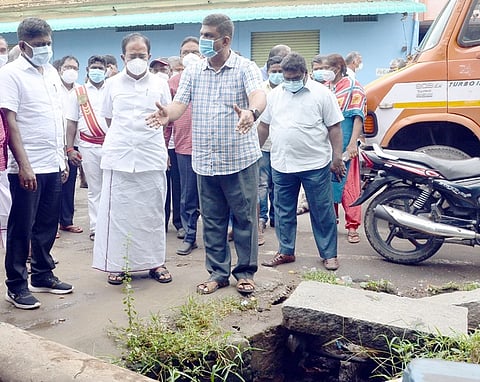 சூரமங்கலம் மண்டலத்துக்கு உள்பட்ட செவ்வாய்ப்பேட்டை லாங்லி சாலையில் சாக்கடை தூா்வாருவது ஆய்வு செய்த சேலம் வடக்கு தொகுதி எம்எல்ஏ ஆா்.ராஜேந்திரன், மாநகராட்சி ஆணையாளா் தா.கிறிஸ்துராஜ்.