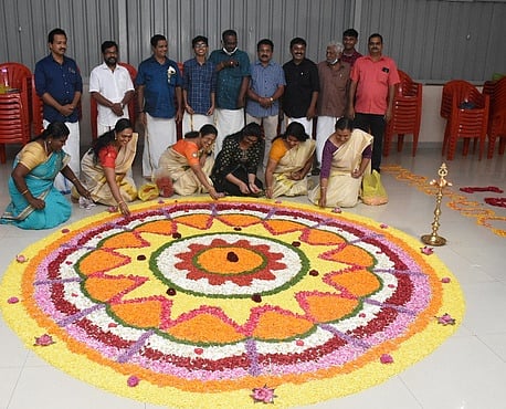 ஓணம் பண்டிகையை முன்னிட்டு சேலம் சங்கா் நகரில் உள்ள கேரள சமாஜத்தில் அத்தப்பூ கோலமிட்ட பெண்கள்.