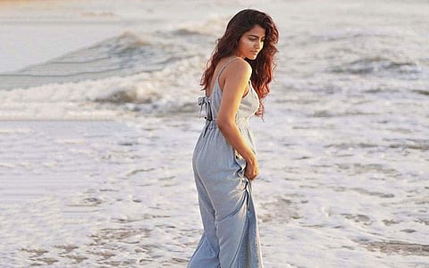 சினிமாவிற்கு வருவதற்கு முன்பு மாடலிங் மீது ஆர்வம் கொண்டு மாடலிங் துறையில் தடம் பதித்தார்.