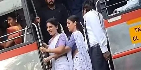மீண்டும் ஒலிக்கும் வளையோசை?: ஃபுட்போர்டில் தொங்கிச் செல்லும் விஜய் சேதுபதி, நயன்தாரா, சமந்தா! (விடியோ)