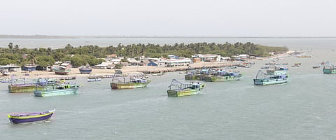 சூறைக்காற்று: ராமேசுவரத்தில் படகு உடைந்து சேதம்