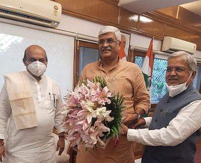 மேக்கேதாட்டு விவகாரம்: நீர்வளத் துறை அமைச்சருடன் பொம்மை சந்திப்பு