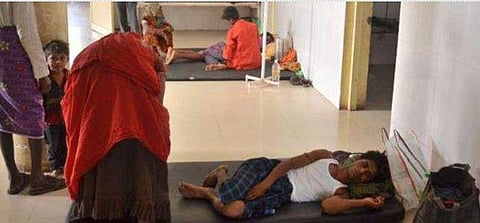 ம.பி.யில் மர்மக் காய்ச்சல்: படுக்கையில்லாததால் தரையில் வைத்து சிகிச்சை