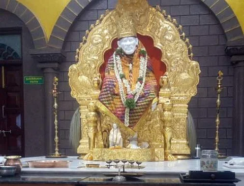 அருப்புக்கோட்டையில் வியாழக்கிழமை நண்பகல்(உச்சிகால) வழிபாட்டில் அலங்காரத்தில் ஸ்ரீசீரடிசாய்பாபா.