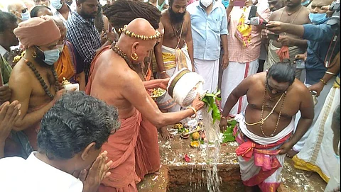 சீர்காழி சட்டநாதர் கோயில் கும்பாபிஷேக பணிகள்: தருமபுரம், மதுரை ஆதீனங்கள் அடிக்கல் நாட்டினர்
