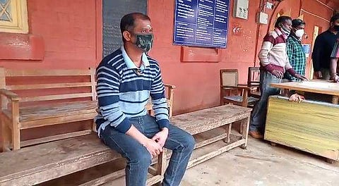 கொடநாடு எஸ்டேட் வழக்கு விசாரணைக்காக உதகை நீதிமன்றத்தில் வெள்ளிக்கிழமை நேரில் ஆஜரான வழக்கின் முதல் எதிரியான சயன்.