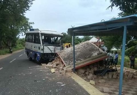 சுற்றுலா வேன் மோதியதில் இடிந்து சேதமான சுயம்பு பகவதி அம்மன் கோயில் .