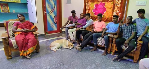 மாரியப்பனின் குடும்பத்தினர்  மற்றும் நண்பர்கள்.