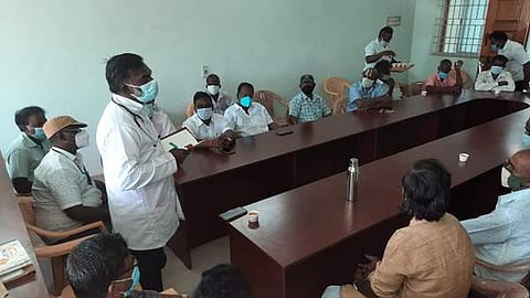 வியாபாரிகள் சங்கத்தினரிடம்  கரோன தொற்று மூன்றாவது அலை குறித்தும் அதனை தடுக்கும் வழிமுறைகள் குறித்து எடுத்துரைத்த கும்மிடிப்பூண்டி வட்டார மருத்துவ அலுவலர் டாக்டர் கோவிந்தராஜ்.