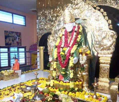 பந்தல்குடி அருகே சேதுராஜபுரம் அன்பு மாடல் நகரில் உள்ள ஸ்ரீசீரடி சாய்பாபா கோவிலில் வியாழக்கிழமை நண்பகல் ஆரத்தி நடைபெற்றபோது.