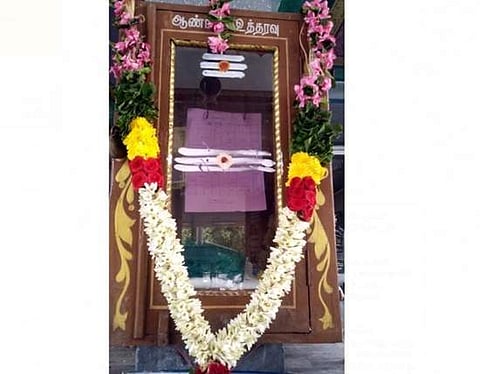 காங்கயம் அருகே, சிவன்மலை முருகன் கோயிலில் கண்ணாடிப் பெட்டிக்குள் வைக்கப்பட்டிருக்கும் மதிப்பிழந்த 500 ரூபாய் நோட்டு, வேட்டி-சட்டை, துண்டு உள்ளிட்ட பொருள்கள்.