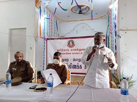 இளையான்குடி ஒன்றியம் கோட்டையூரில் நடைபெற்ற போலீஸ்-மக்கள் நல்லிணக்கக் கூட்டத்தில் பேசும் முன்னாள் சட்டப்பேரவை உறுப்பினர் சுப.மதியரசன்.