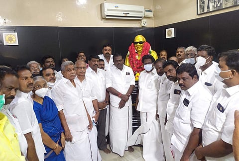 கருணாநிதியின் மூன்றாம் ஆண்டு நினைவு தினத்தையொட்டி திருக்குவளையிலுள்ள அவர் பிறந்த இல்லத்தில், அவரது திருவுருவச் சிலைக்கு மலர்மாலை அணிவித்து அஞ்சலி செலுத்திய  திமுகவினர்