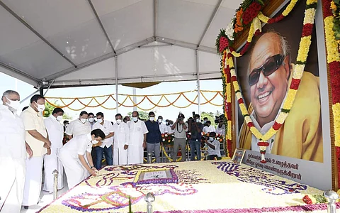 முன்னாள் முதல்வர் மு. கருணாநிதியின் 3-ஆம் ஆண்டு நினைவு தினத்தையொட்டி அவரது நினைவிடத்தில் மலர்தூவி மாியாதை செலுத்திய முதல்வர் ஸ்டாலின். உடன் அமைச்சர்கள், நாடாளுமன்ற மற்றும் பேரவை உறுப்பினர்கள்.