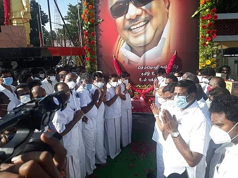 நாமக்கல் அண்ணா சிலை அருகில் அலங்கரித்து வைக்கப்பட்டிருந்த கருணாநிதி உருவ படத்திற்கு மலர் தூவி அஞ்சலி செலுத்தும் சுற்றுலாத்துறை அமைச்சர் மா.மதி வேந்தன், கிழக்கு மாவட்ட பொறுப்பாளர்  ராஜேஷ்குமார்.