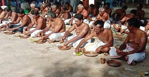 ஆடி அமாவாசையை முன்னிட்டு இளையான்குடி ஒன்றியம் குறிச்சி காசி விஸ்வநாதர் கோயிலில் ஏராளமானோர் முன்னோர்களுக்கு தர்ப்பணம் செய்து செய்து வழிபாடு நடத்தினர்.