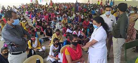 மதுரை ஸ்ரீ மீனாட்சி அரசு மகளிா் கல்லூரியில் புதன்கிழமை நடைபெற்ற கரோனா தடுப்பூசி முகாமில் பங்கேற்ற மாணவியா்.