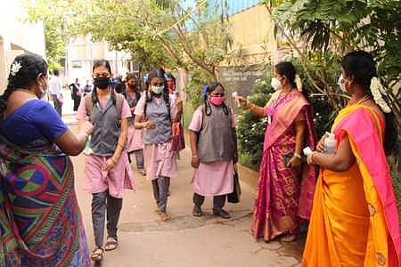 மதுரை மாவட்டத்தில் பள்ளிகள் திறப்பு: 90 சதவீத மாணவ, மாணவியா் வருகை