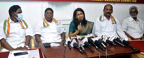 பொதுச் சொத்துகளை தனியாா்மயமாக்கும் காரணத்தை மத்திய அரசு விளக்க வேண்டும்: காங். செய்தித் தொடா்பாளா் ஷாமா முகமது