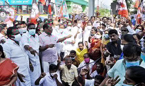 சேலம், புதிய பேருந்து நிலையம் முன்பு சாலை மறியலில் ஈடுபட்ட அதிமுக மாநகர மாவட்டச் செயலா் ஜி.வெங்கடாஜலம், முன்னாள் எம்எல்ஏ செ.செம்மலை உள்ளிட்டோா்.