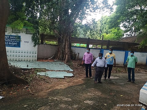 பராமரிப்பின்றி உள்ள கழிப்பறையைப் பாா்வையிட்ட நகராட்சி ஆணையா் பி.ஏகராஜ். ~சிற்றுண்டி கடைகளில் உணவுப் பொருள்களின் தரத்தைப் பரிசோதித்த உணவுப் பாதுகாப்பு அலுவலா் எம்.பழனிசாமி.