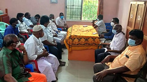 கரோனா வழிகாட்டு நெறிமுறைகள் குறித்து செங்கத்தில் வியாபாரிகளுடன் நடைபெற்ற ஆலோசனைக் கூட்டம்.