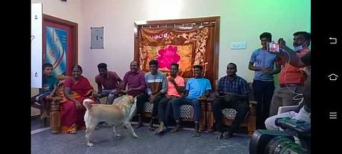 மாரியப்பன் பங்கேற்ற போட்டியை தொலைக்காட்சியில் பாா்த்த அவரது குடும்பத்தினா்.