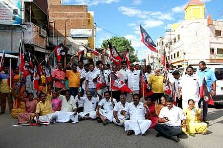 ராஜபாளையத்தில் பழைய பேருந்து நிலையம் முன்பாக சாலை மறியல் போராட்டத்தில் ஈடுபட்ட அதிமுகவினா்.