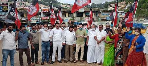 குன்னூரில் கண்டன ஆா்ப்பாட்டத்தில் ஈடுபட்ட அதிமுகவினா்.