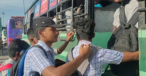 வத்தலகுண்டு பேருந்து நிலையத்தில் புதன்கிழமை முகக் கவசம் அணியாமல் பயணத்துக்குத் தயாராகும் மாணவா்கள்.