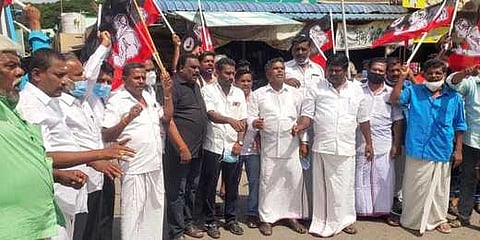 தருமபுரியில் ஆா்ப்பாட்டத்தில் ஈடுபட்ட அதிமுகவினா்.