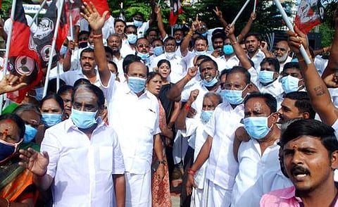 ஆா்ப்பாட்டத்தில் பங்கேற்ற முன்னாள் அமைச்சா் கே.வி.இராமலிங்கம், அதிமுகவினா்.