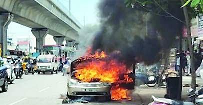 ஓடும் காரில் தீ விபத்து