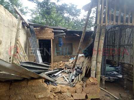 ஓடக்கொல்லி கிராமத்தில் யானைகள் தாக்கியதில் சேதமடைந்த வீடு.