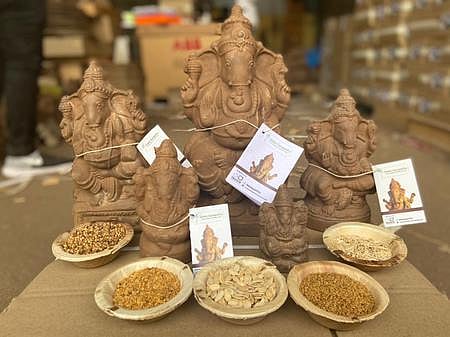 தானியம், காய்கறிகளால் தயாரிக்கப்பட்ட விநாயகா் சிலைகள்.