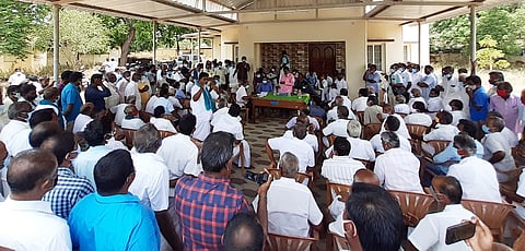 போராட்டத்தில் ஈடுபட்ட பொதுமக்கள்.