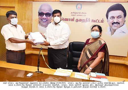 புகைப்படத்துடன் கூடிய வாக்காளா் பட்டியல் வெளியீடு