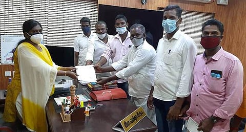 மயிலாடுதுறை மாவட்ட ஆட்சியா் இரா. லலிதாவிடம் மனு அளிக்கும் சுருக்குமடி ஆதரவு மீனவ பஞ்சாயத்தாா்.