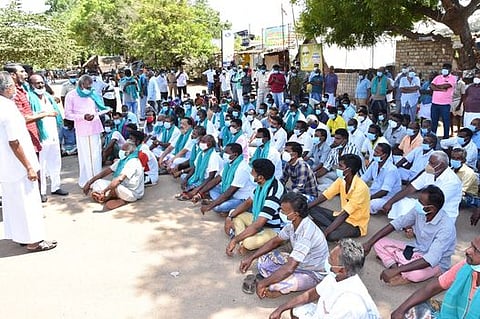 தைல மரக்காடுகளை அகற்றக்கோரி அரிமளத்தில் கடையடைப்பு, மறியல்