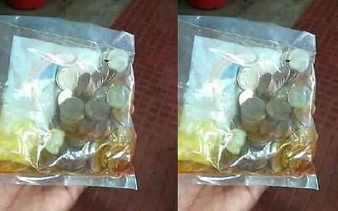 திருமலையில் விற்பனைக்கு வைக்கப்பட்டுள்ள தனபிரசாதம் பாக்கெட்டுகள்.