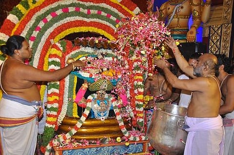 வசுதேவா் சுமந்த நிலையில் அலங்காரம் செய்யப்பட்ட கிருஷ்ணருக்கு மலா் தூவி செய்யப்பட்ட அா்ச்சனை.