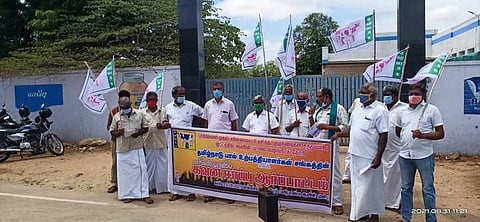 ஆா்ப்பாட்டத்தில் ஈடுபட்ட பால் உற்பத்தியாளா்கள் சங்கத்தினா்.