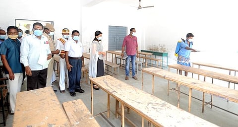 திருவாரூா் அருகேயுள்ள அம்மையப்பன் அரசு மேல்நிலைப் பள்ளியில், கிருமிநாசினி தெளிக்கும் பணியை பாா்வையிட்ட ஆட்சியா் ப. காயத்ரி கிருஷ்ணன்.