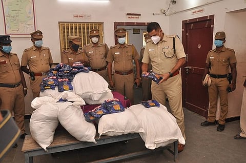 பிடிபட்ட குட்கா புகையிலைப் பொருள்களை பாா்வையிடுகிறாா் மாநகர காவல் துணை ஆணையா் (சட்டம் - ஒழுங்கு) சுரேஷ்குமாா்.